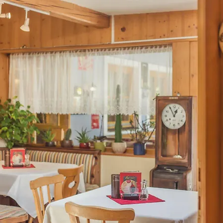 ゲストハウス Alpengasthof Dollerhof アプテナウ